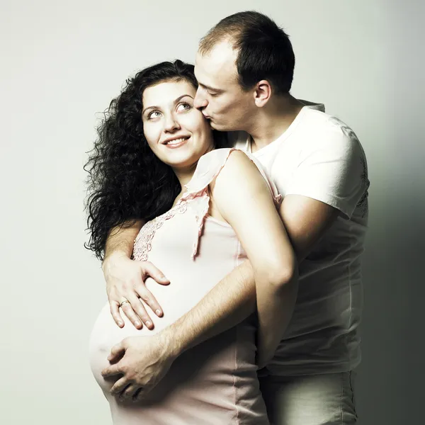Ευτυχής έγκυος γυναίκα με άντρα — Φωτογραφία Αρχείου