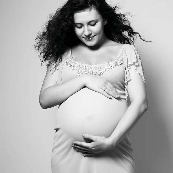 Giovane donna incinta — Foto Stock
