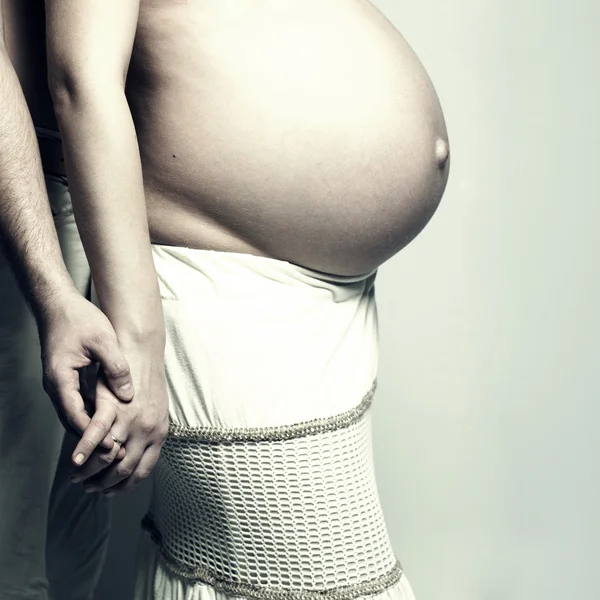Молода вагітна жінка — стокове фото