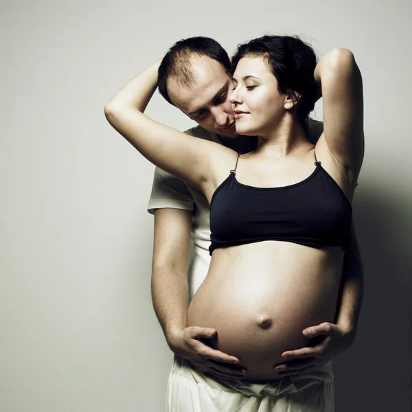 Ευτυχής έγκυος γυναίκα με άντρα — Φωτογραφία Αρχείου