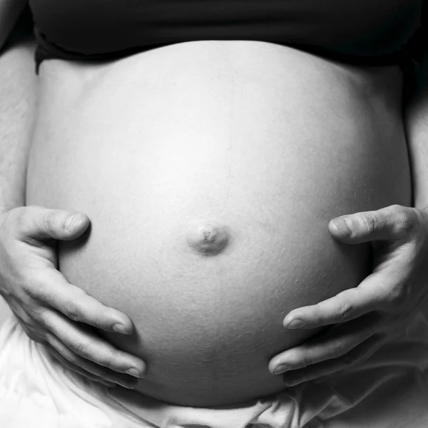 Maag van zwangere vrouw — Stockfoto