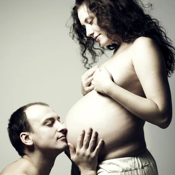 Meztelen terhes nő férje — Stock Fotó