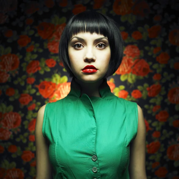 Flicka-docka i grön klänning — Stockfoto