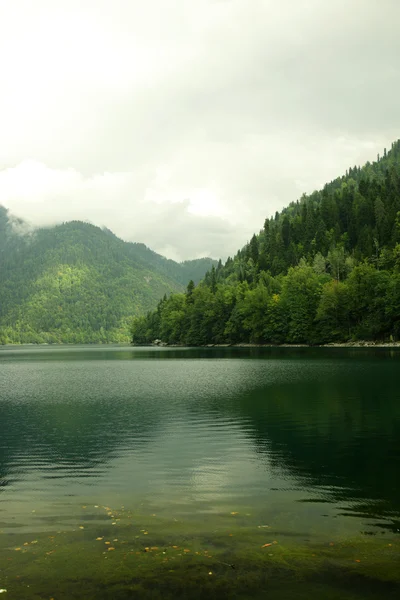 Живописное озеро — стоковое фото