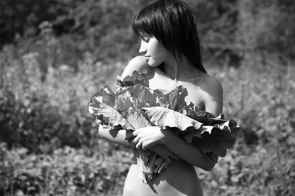 庭にきれいな若い女性 — ストック写真
