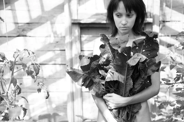 庭にきれいな若い女性 — Stockfoto