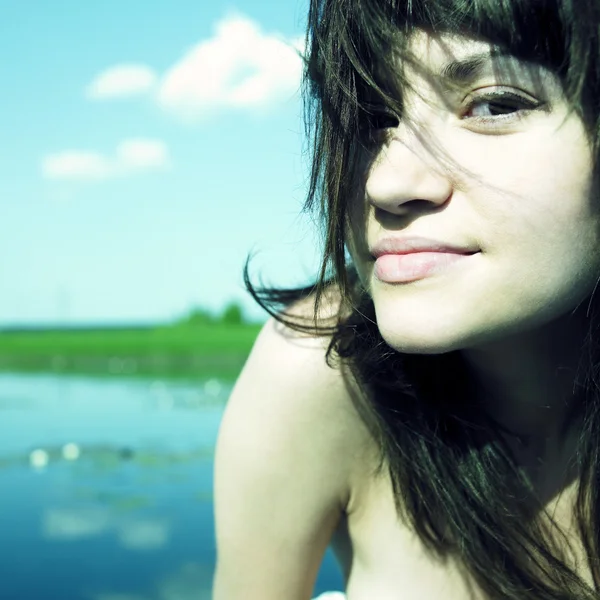 Чуттєва молода жінка на озері — стокове фото