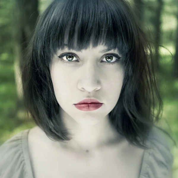 숲에서 젊은 좋은 여자제 퍼가 흰색 바탕에 가까이 — 스톡 사진