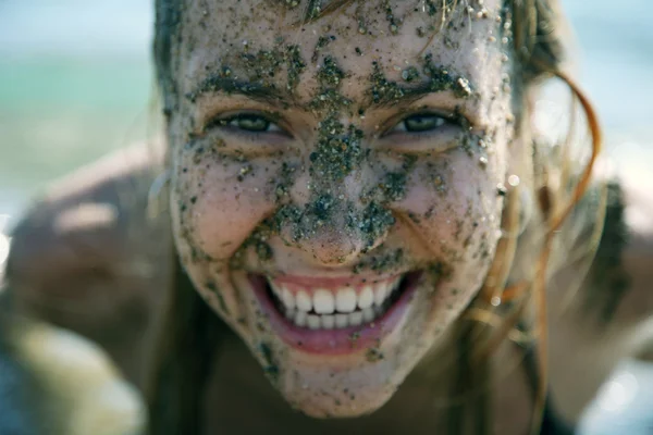 Menina com areia no rosto — Fotografia de Stock