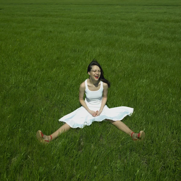 Весела молода жінка на зеленому полі — стокове фото