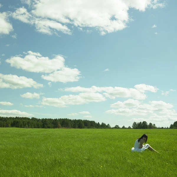 Красивая молодая женщина на зеленом поле — стоковое фото