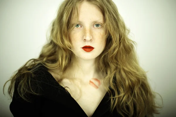 Affascinante ragazza rossa con lentiggini — Foto Stock
