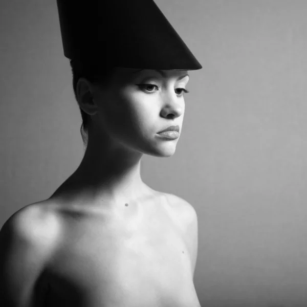 帽子を持つ若い女性 — Stock fotografie