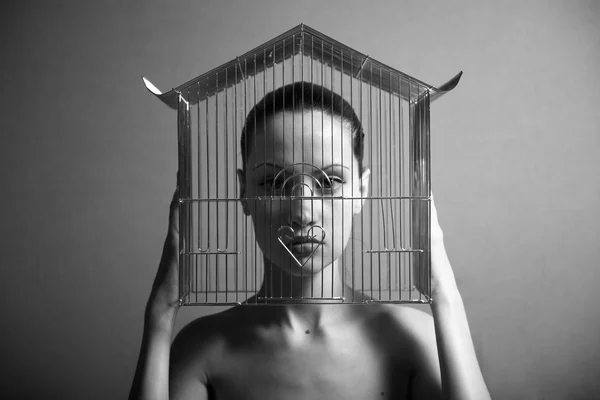 Surrealistische Frau mit Käfig — Stockfoto