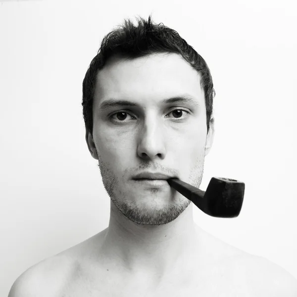 Молодой привлекательный мужчина с трубкой — стоковое фото
