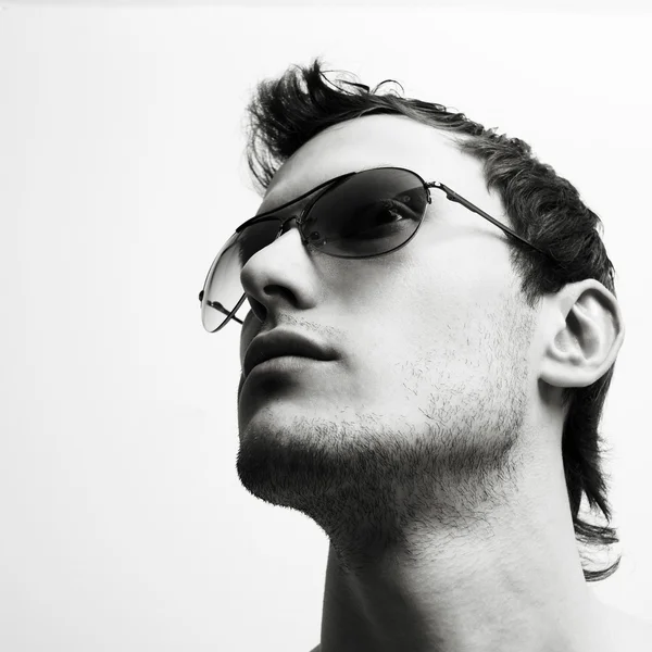 Joven hombre atractivo en gafas —  Fotos de Stock