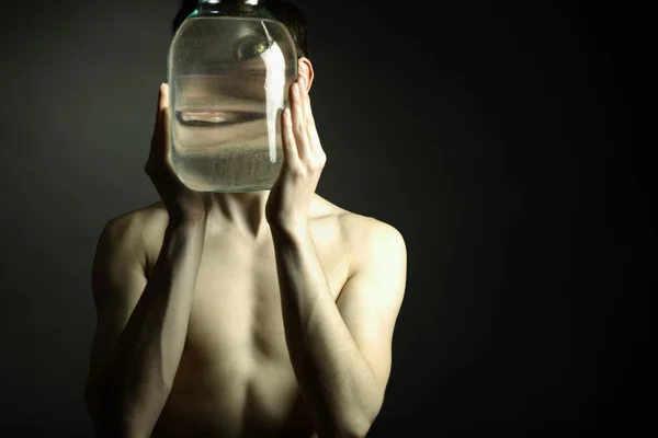 Uomo nudo con vaso — Foto Stock
