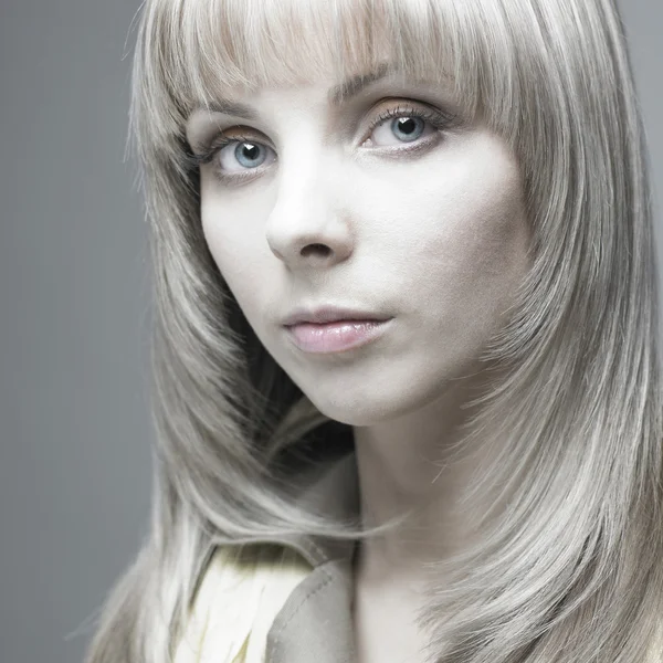 Krásná mladá žena s blond vlasy — Stock fotografie