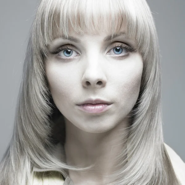 Piękna młoda kobieta z blond włosami — Zdjęcie stockowe