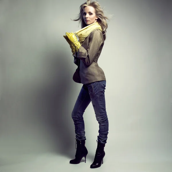 Jovem sensual mulher em jeans — Fotografia de Stock