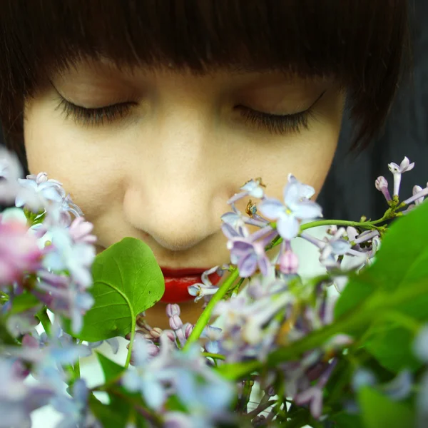 Belle jeune femme avec lilas — Photo