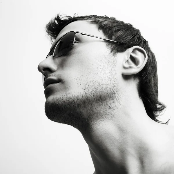 Joven hombre atractivo en gafas —  Fotos de Stock