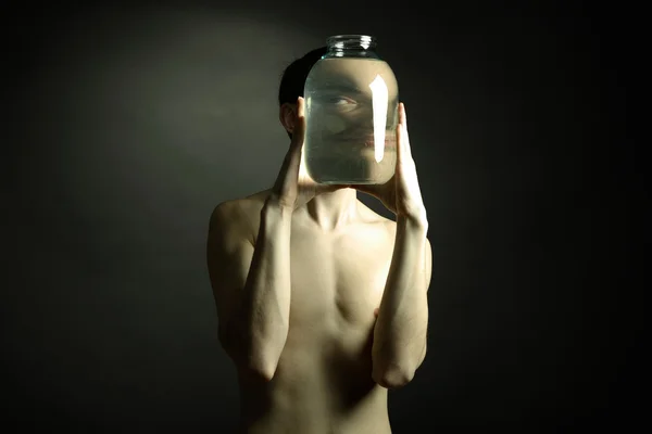 Uomo nudo con vaso — Foto Stock