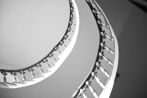 La escalera redonda clásica en el interior —  Fotos de Stock