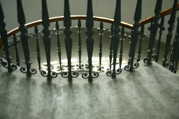 Escada clássica em um interior — Fotografia de Stock