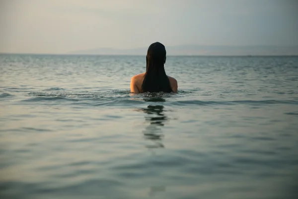 Dziewczyna w morzu — Zdjęcie stockowe