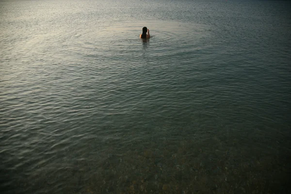 Denizdeki kız — Stok fotoğraf