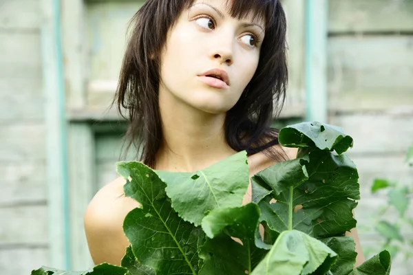 Jovem mulher bonita no jardim — Fotografia de Stock
