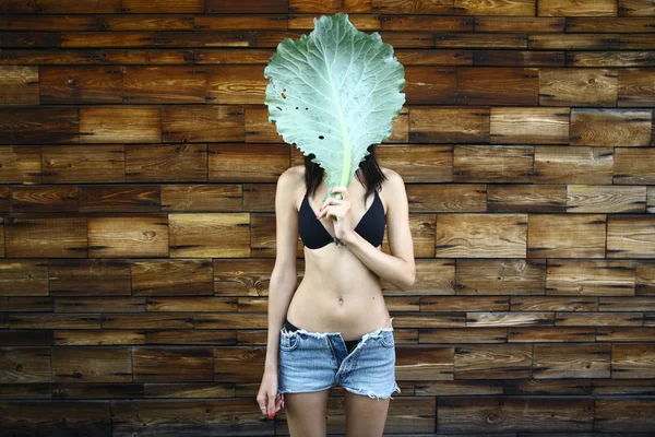 Mladá žena s maskou list zelí — Stock fotografie