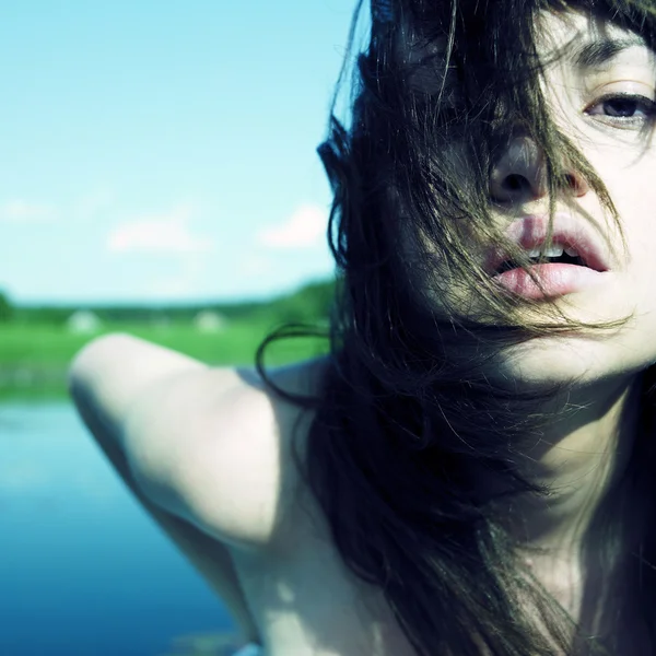 Sensuelle jeune femme sur le lac — Photo