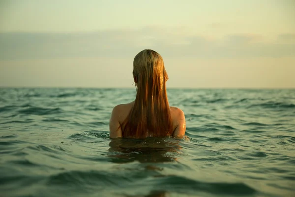 Meisje in zee golven — Stockfoto
