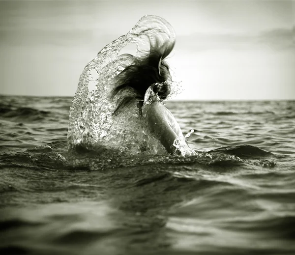 在海浪中的女孩 — 图库照片