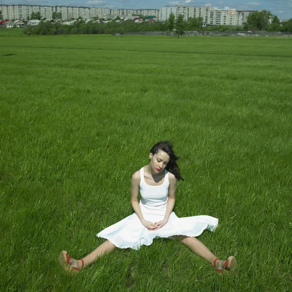 Bella giovane donna su un campo verde — Foto Stock