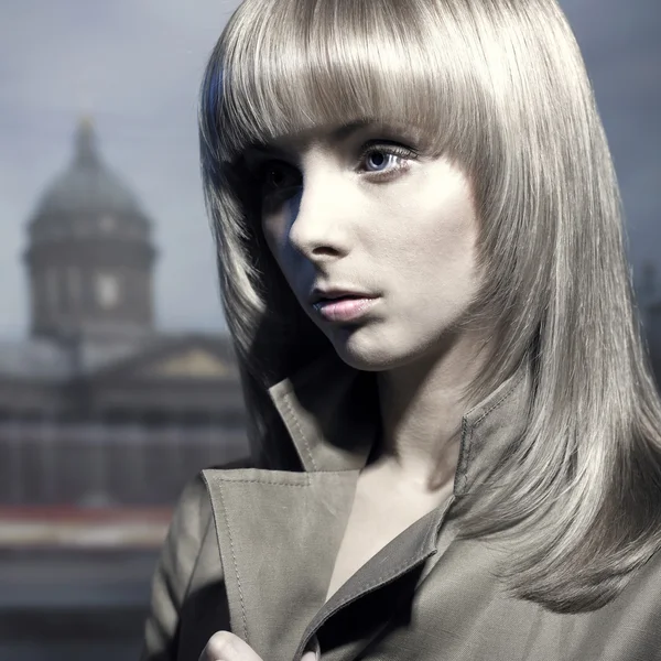 Piękna blondynka w nocy miasto — Zdjęcie stockowe