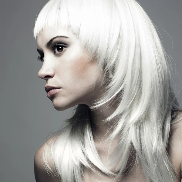 Vacker ung kvinna med blont hår — Stockfoto