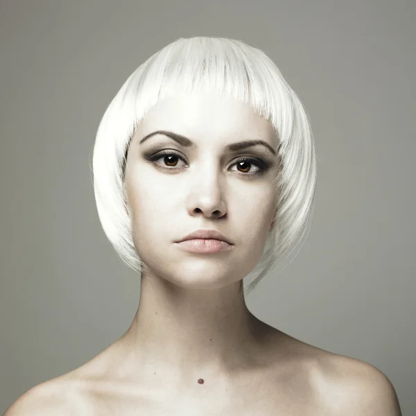 Vacker ung kvinna med blont hår — Stockfoto