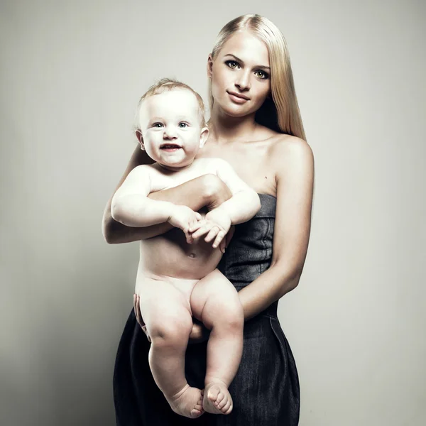 Красивая молодая мама с голым ребенком — стоковое фото