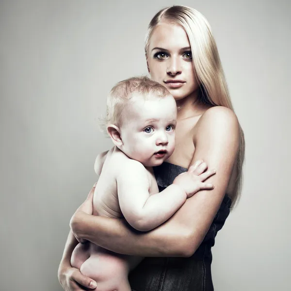 Bela jovem mãe com bebê nu — Fotografia de Stock