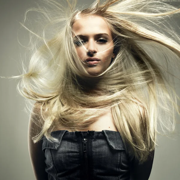 Vacker kvinna med magnifika hår — Stockfoto