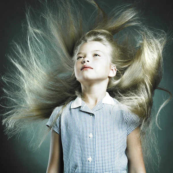 Petite fille aux cheveux magnifiques — Photo