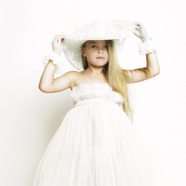 Menina-boneca em vestido vintage branco — Fotografia de Stock