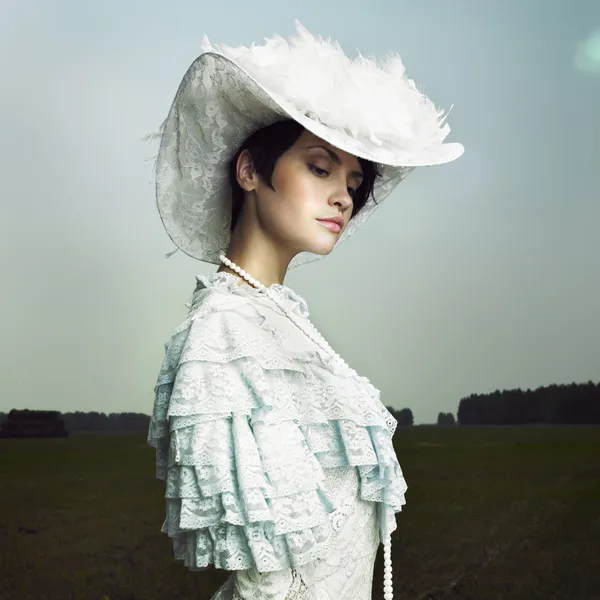 Kvinna i vintageklänning — Stockfoto