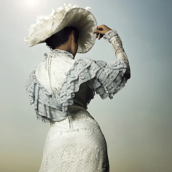 Женщина в винтажном платье — стоковое фото