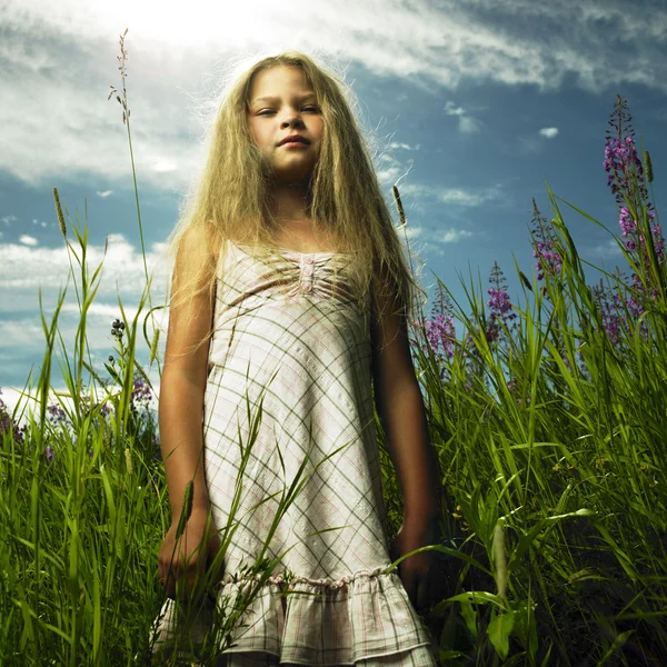 Mädchen auf Blumenwiese — Stockfoto