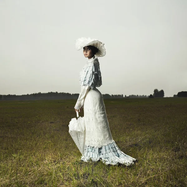 Kobieta w sukience vintage — Zdjęcie stockowe
