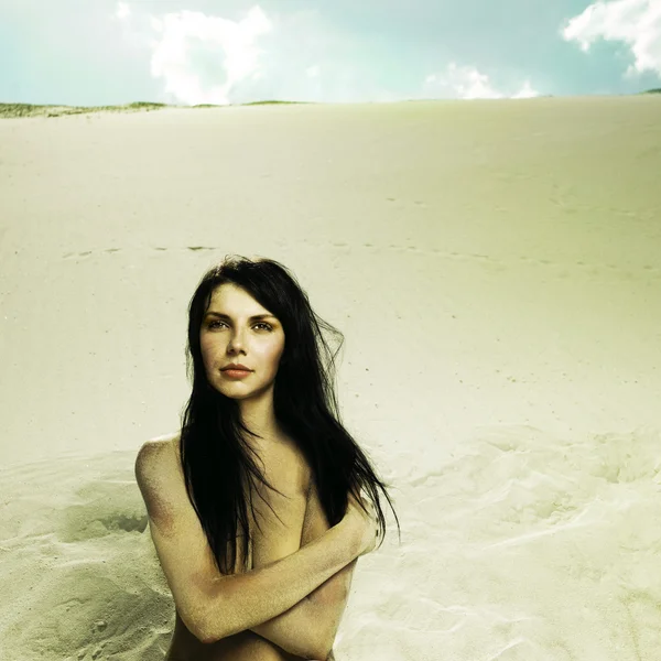 Nude woman in desert — Stok fotoğraf